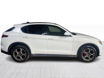 2022 Alfa Romeo Stelvio - image 2