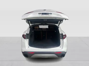 2022 Alfa Romeo Stelvio - image 13