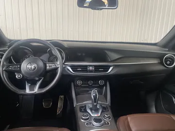2022 Alfa Romeo Stelvio - image 4