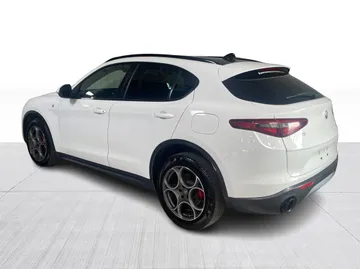 2022 Alfa Romeo Stelvio - image 11