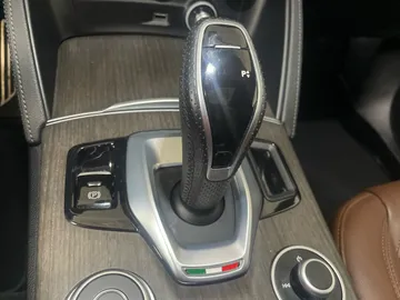 2022 Alfa Romeo Stelvio - image 31