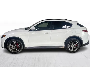 2022 Alfa Romeo Stelvio - image 10