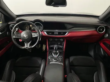 2021 Alfa Romeo Stelvio - image 4