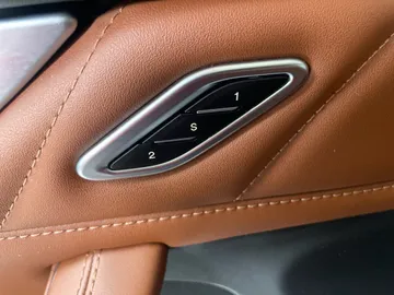 2022 Maserati Levante - image 21