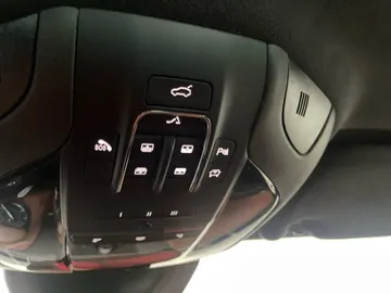 2022 Maserati Levante - image 16