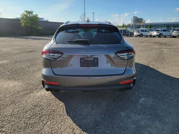 2022 Maserati Levante - image 4