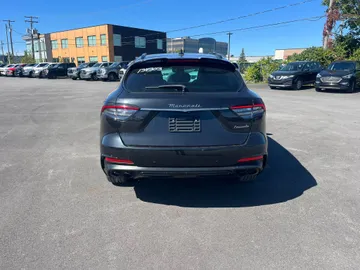 2022 Maserati Levante - image 6