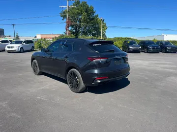 2022 Maserati Levante - image 7
