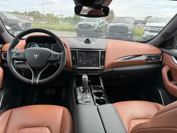 2022 Maserati Levante - image 12