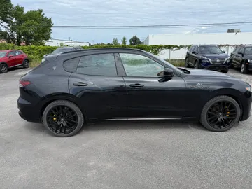 2022 Maserati Levante - image 7