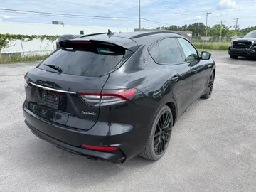 2022 Maserati Levante - image 6