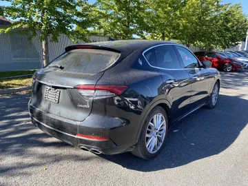 2022 Maserati Levante - image 3