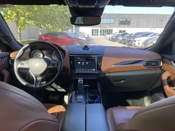 2022 Maserati Levante - image 9
