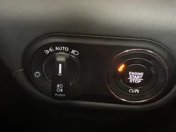 2021 Maserati Levante - image 20