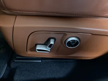 2022 Maserati Levante - image 19