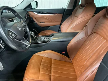 2022 Maserati Levante - image 10