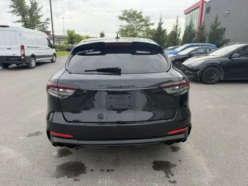 2022 Maserati Levante - image 6
