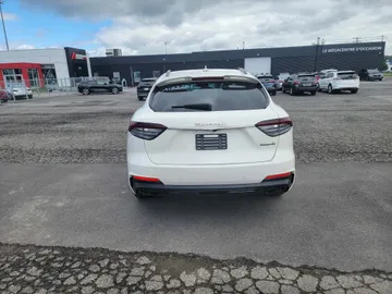2022 Maserati Levante - image 7