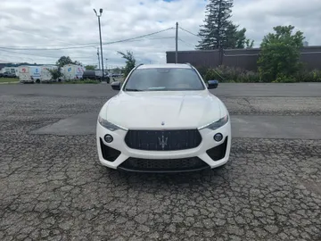 2022 Maserati Levante - image 2