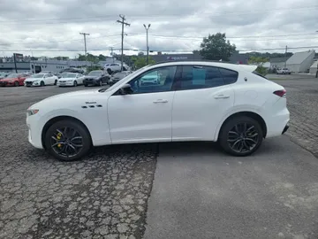 2022 Maserati Levante - image 6
